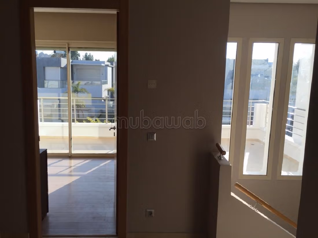 High quality villa rental. 3 rooms. Large swimming pool. 