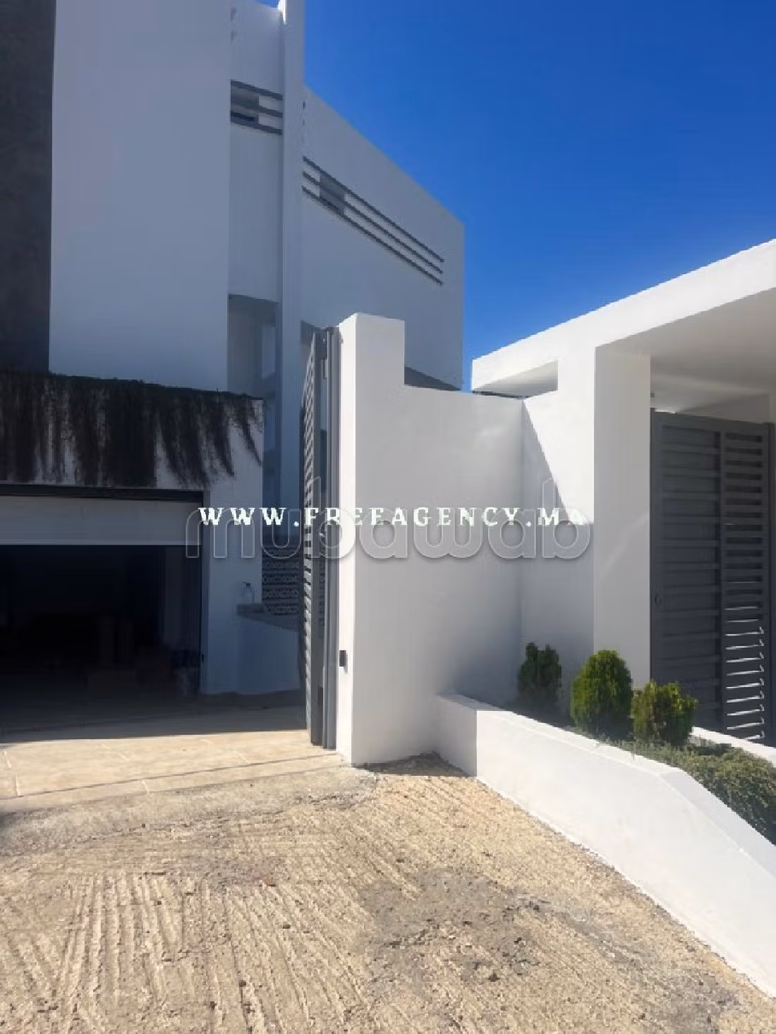 Luxury home for sale in Achakar. 5 beautiful rooms. Ample storage space. 