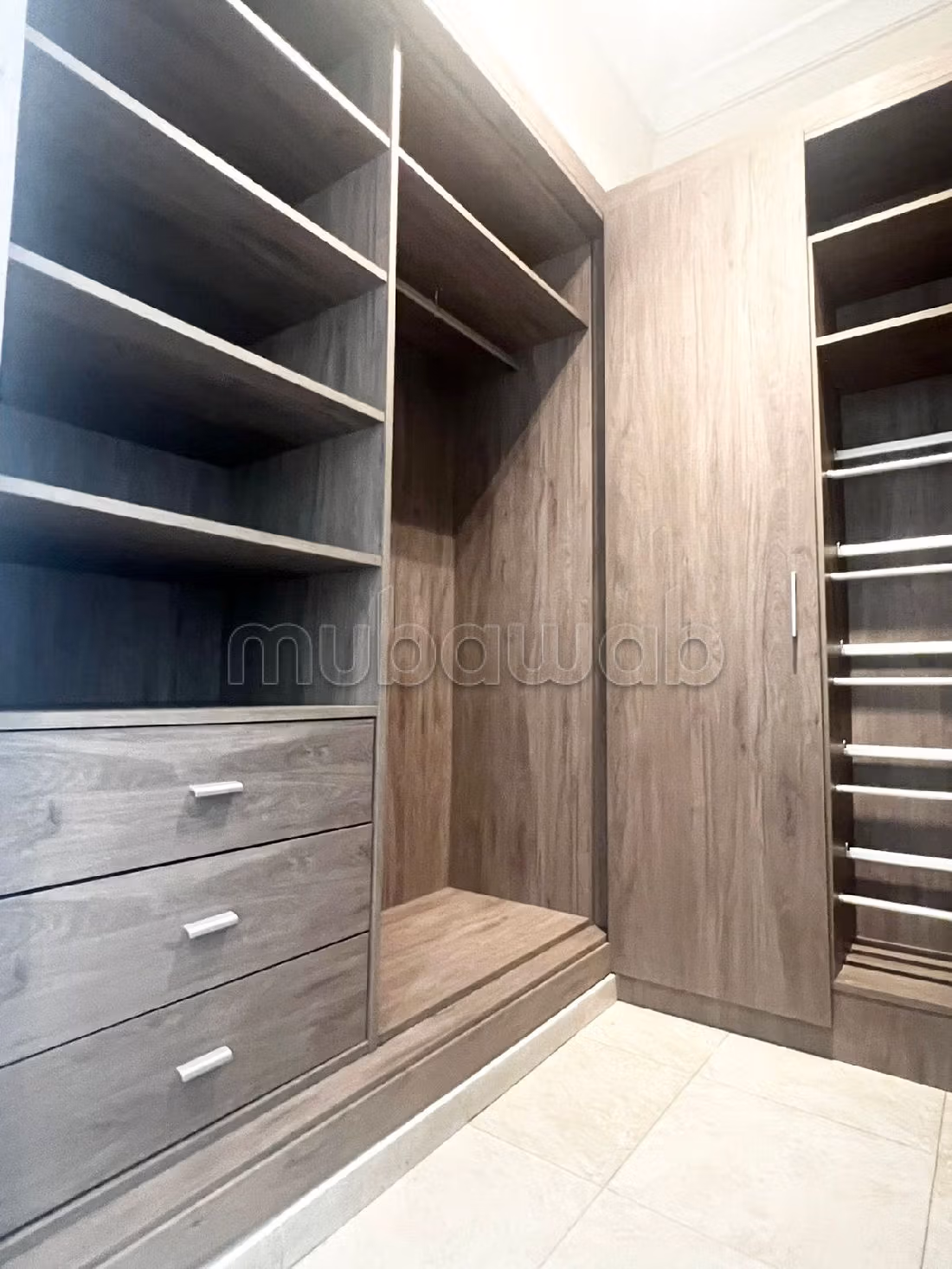 Rent an apartment in Racine. 4 large rooms. 