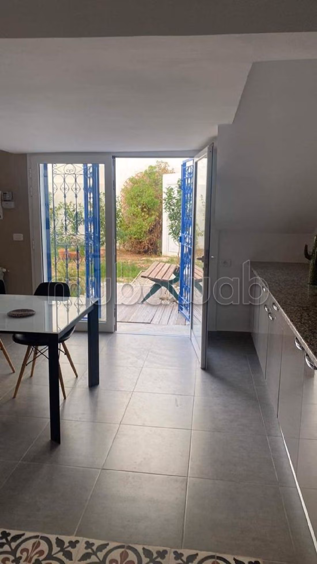 Affitto di un bellissimo appartamento a Amilcar. 3 locali. arredato. 