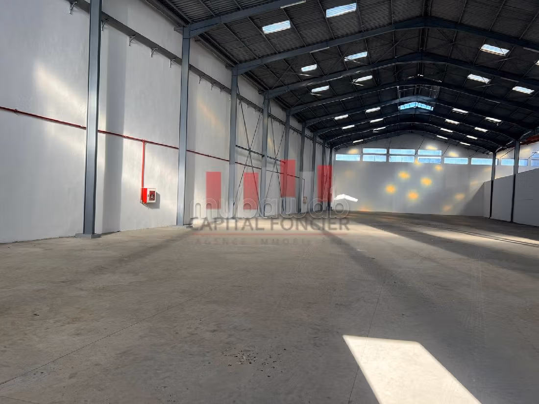 Usine industrielle de 3.400 m de surface couverte 1.600 m de surface non couverte a usage uniquement entreposage a la location a ain sebaa