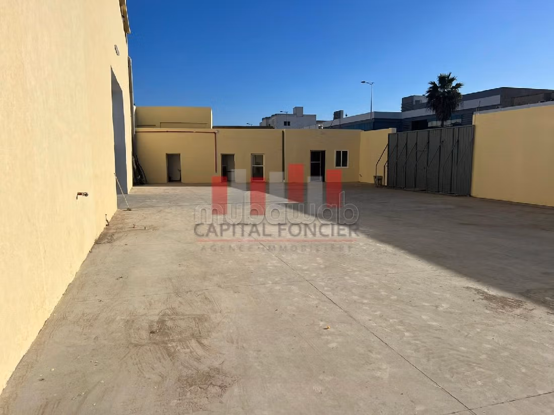 Usine industrielle de 3.400 m de surface couverte 1.600 m de surface non couverte a usage uniquement entreposage a la location a ain sebaa