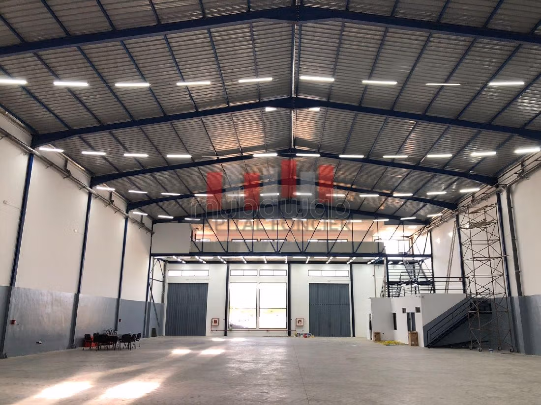 Huren: commercieel vastgoed in Franceville. Totale oppervlakte 1200 m²