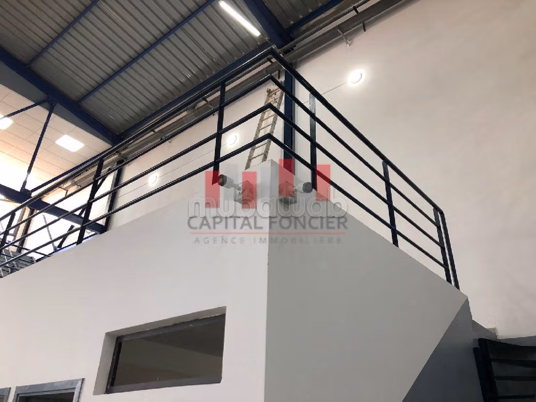 Huren: commercieel vastgoed in Franceville. Totale oppervlakte 1200 m²