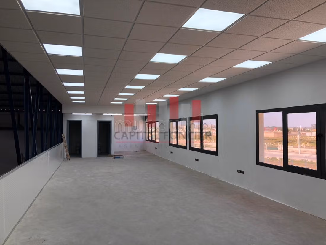 Huren: commercieel vastgoed in Franceville. Totale oppervlakte 1200 m²