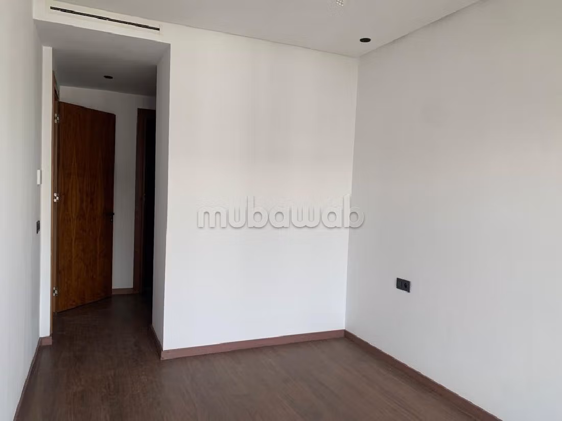 Lovely apartment for rent. 2 lovely rooms. caretaker service available, Property with swimming pool. 