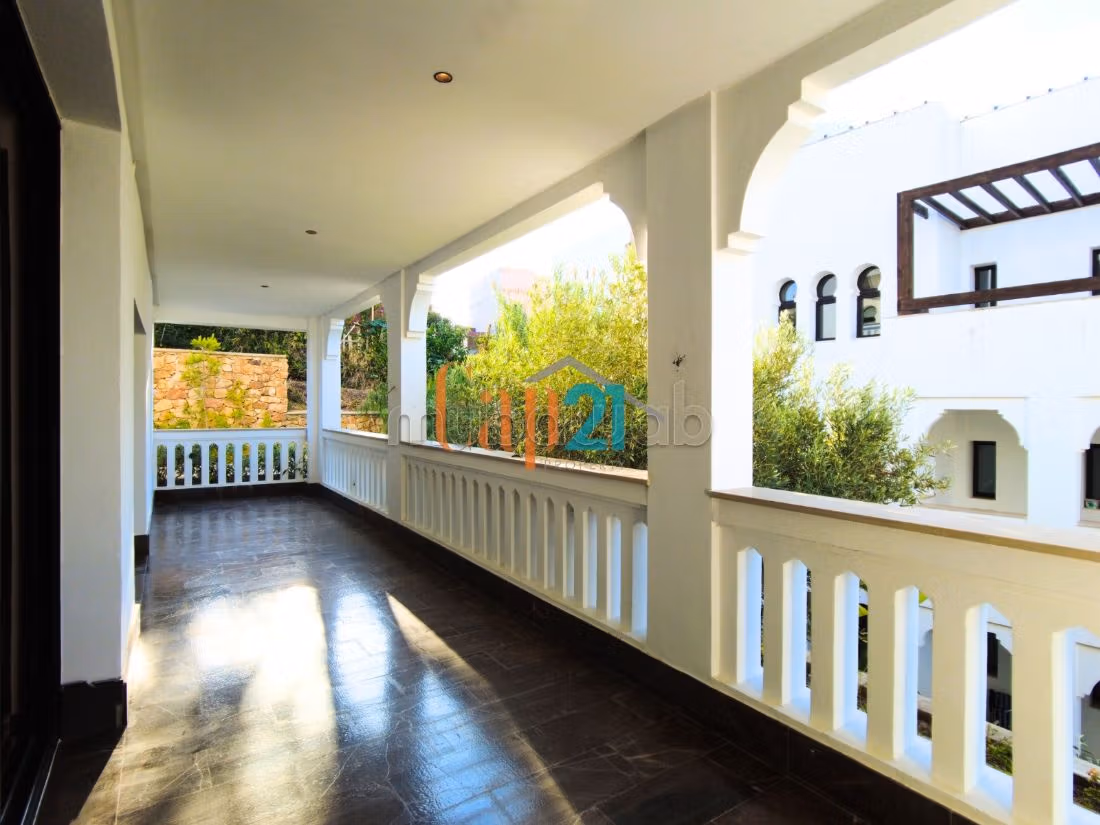 Piso en alquiler en Du Golf. Area 260 m². Plazas de parking y terraza. 