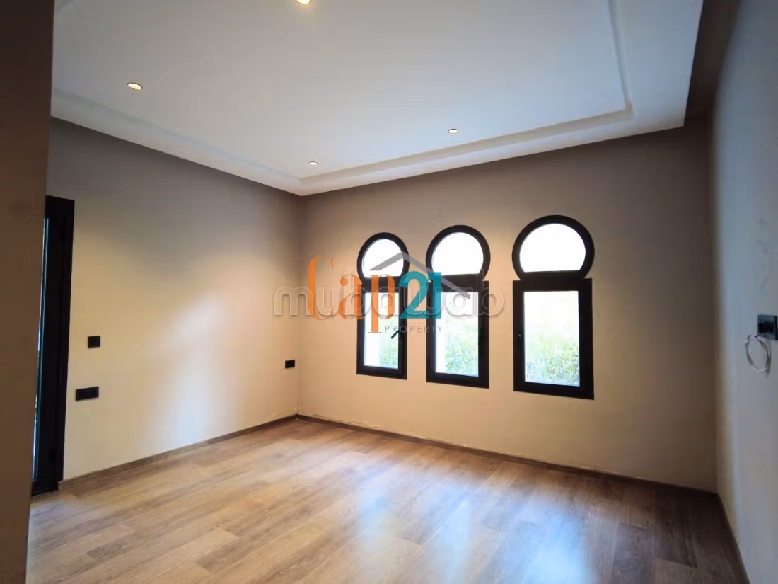 Piso en alquiler en Du Golf. Area 260 m². Plazas de parking y terraza. 