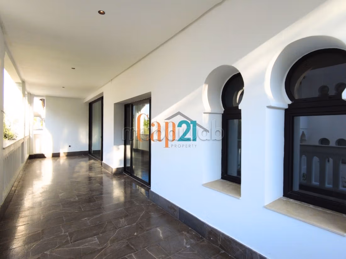 Piso en alquiler en Du Golf. Area 260 m². Plazas de parking y terraza. 