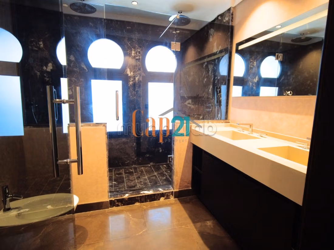 Piso en alquiler en Du Golf. Area 260 m². Plazas de parking y terraza. 