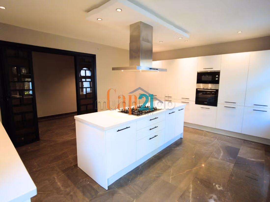 Piso en alquiler en Du Golf. Area 260 m². Plazas de parking y terraza. 