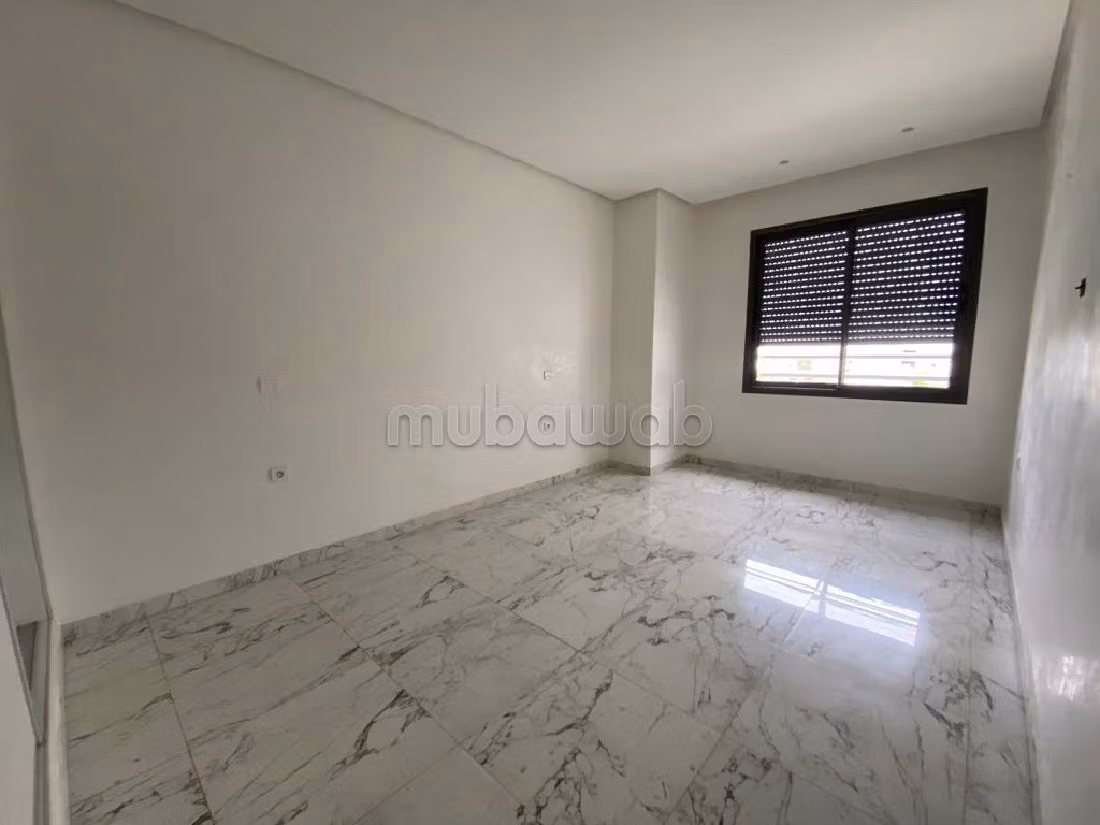 عقارت تجارية للكراء بالوازيس. المساحة الكلية 120 م². إقامة بالبواب ، ومكيف هوائي. 