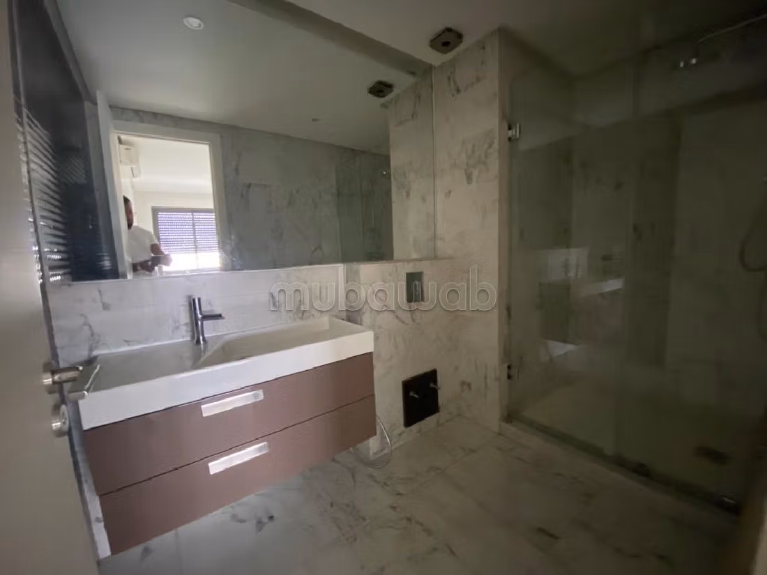 عقارت تجارية للكراء بالوازيس. المساحة الكلية 120 م². إقامة بالبواب ، ومكيف هوائي. 