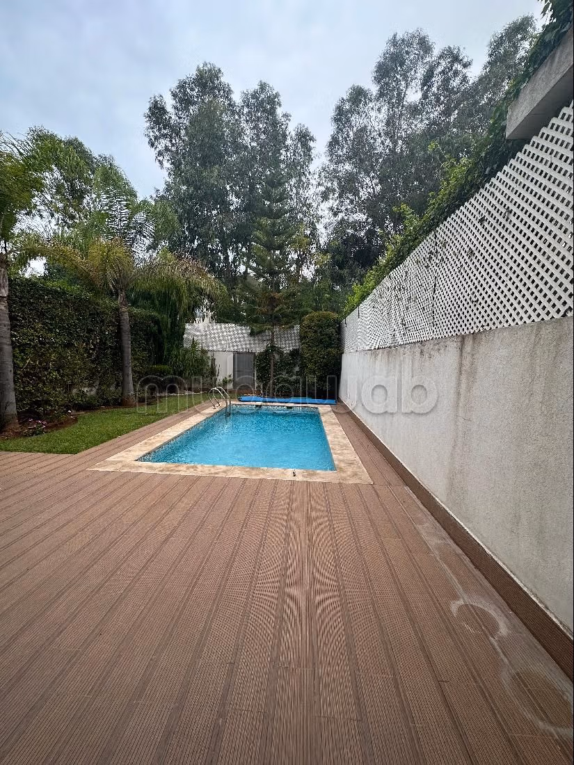 منزل ممتاز للبيع ببوسكورة. المساحة الإجمالية 288 م². حديقة ومرآب. 