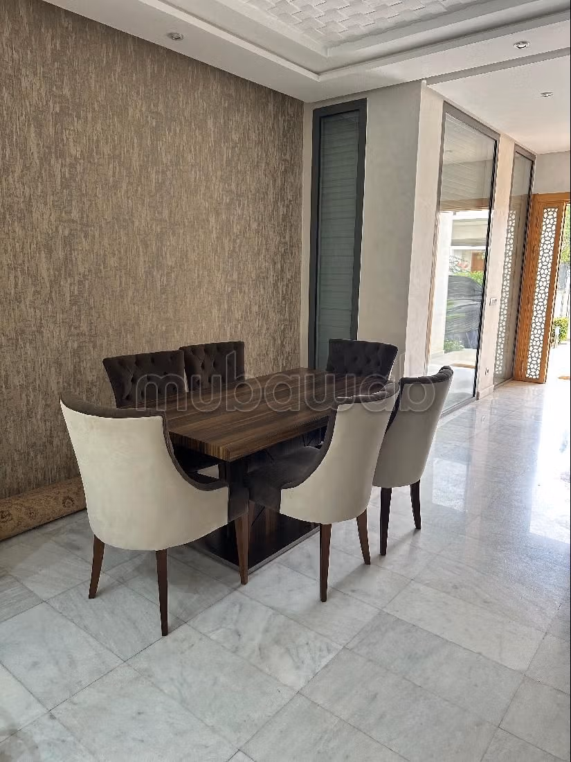 منزل ممتاز للبيع ببوسكورة. المساحة الإجمالية 288 م². حديقة ومرآب. 