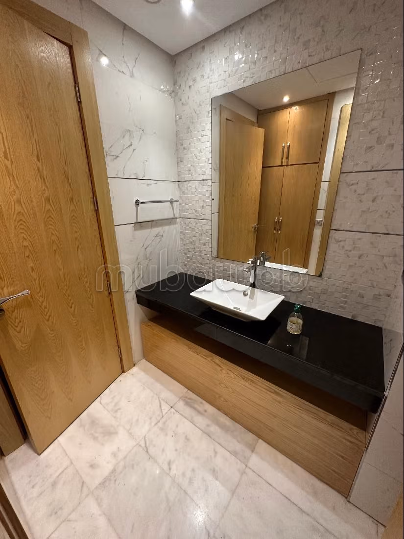 منزل ممتاز للبيع ببوسكورة. المساحة الإجمالية 288 م². حديقة ومرآب. 