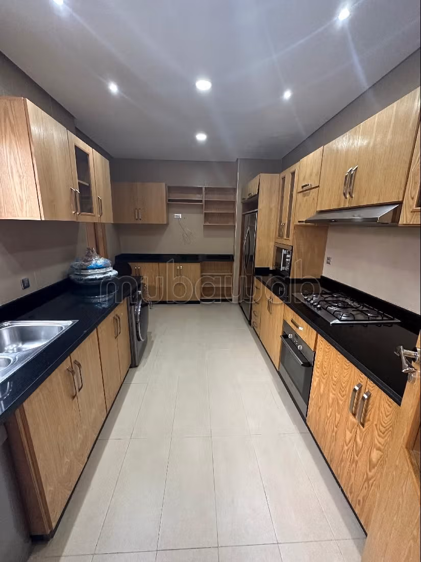 منزل ممتاز للبيع ببوسكورة. المساحة الإجمالية 288 م². حديقة ومرآب. 