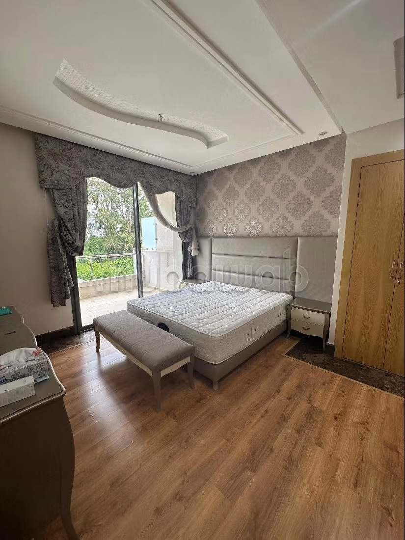 منزل ممتاز للبيع ببوسكورة. المساحة الإجمالية 288 م². حديقة ومرآب. 