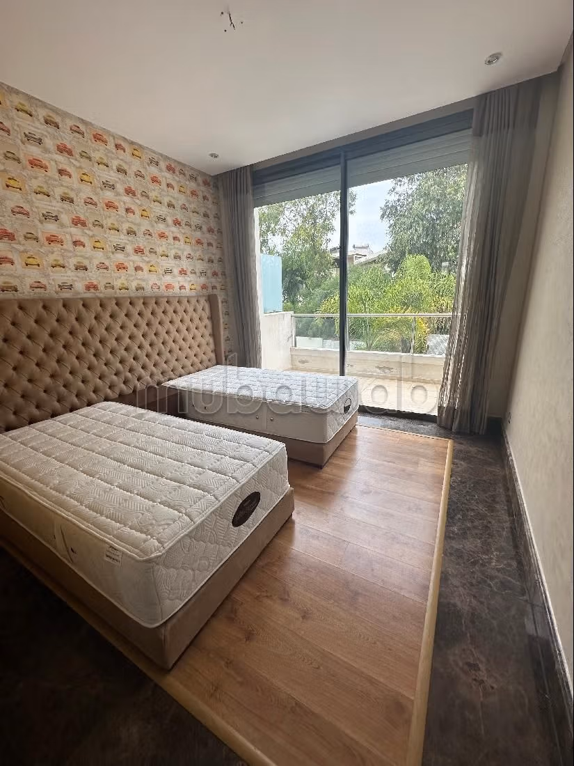 منزل ممتاز للبيع ببوسكورة. المساحة الإجمالية 288 م². حديقة ومرآب. 