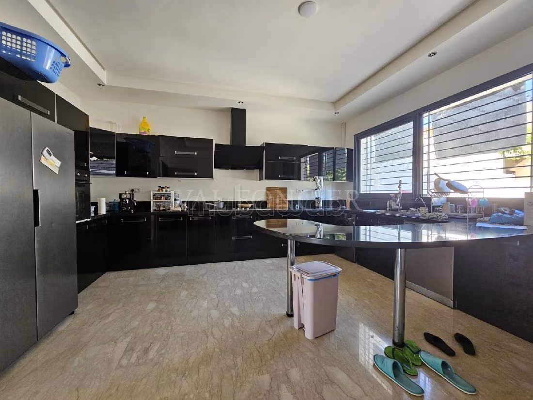 فيلا ممتازة للإيجار بعين الذياب. 7 قطع مريحة. إقامة بالمسبح