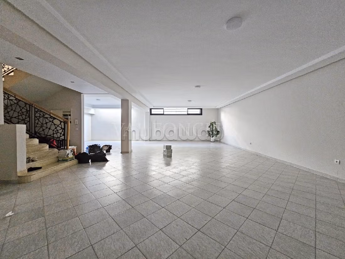 فيلا ممتازة للإيجار بعين الذياب. 7 قطع مريحة. إقامة بالمسبح