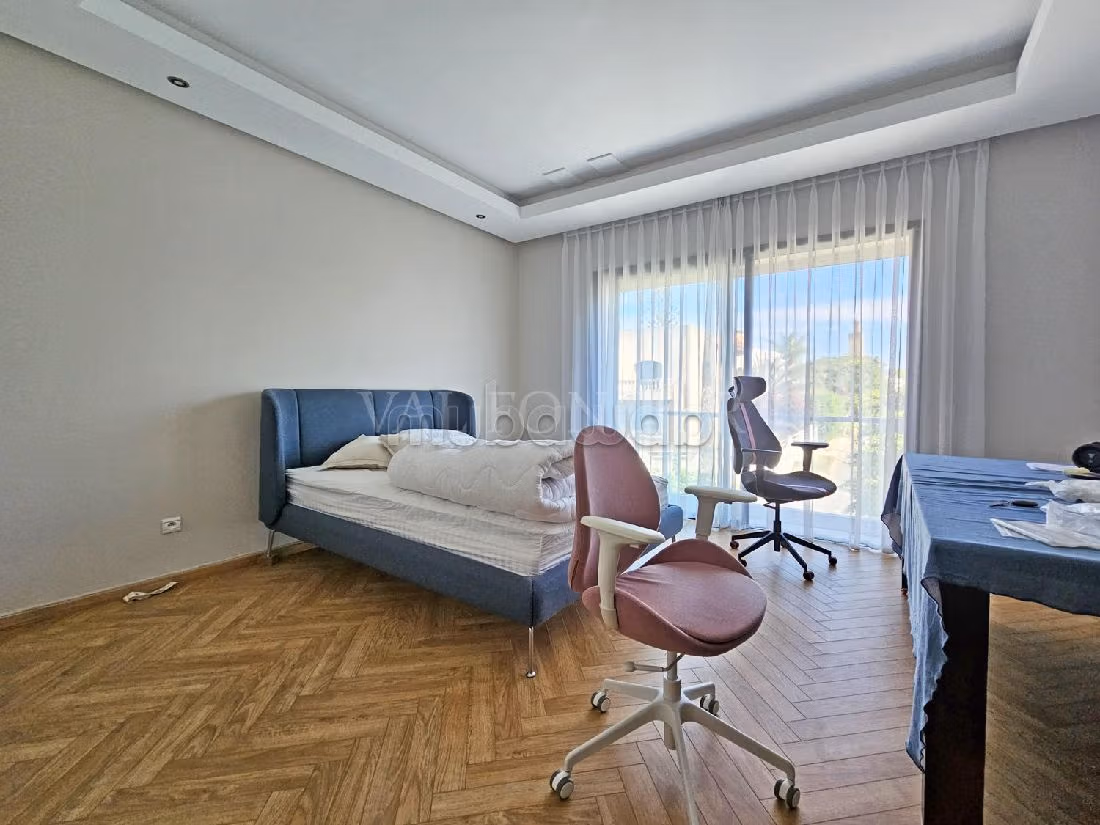 فيلا ممتازة للإيجار بعين الذياب. 7 قطع مريحة. إقامة بالمسبح