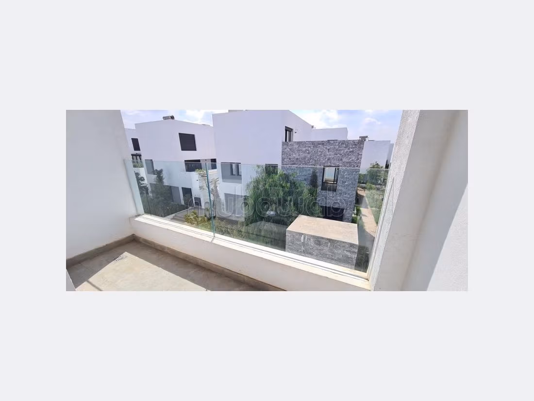 Piso en alquiler. 3 bonitas habitaciones. Espacios verdes y ascensor. 