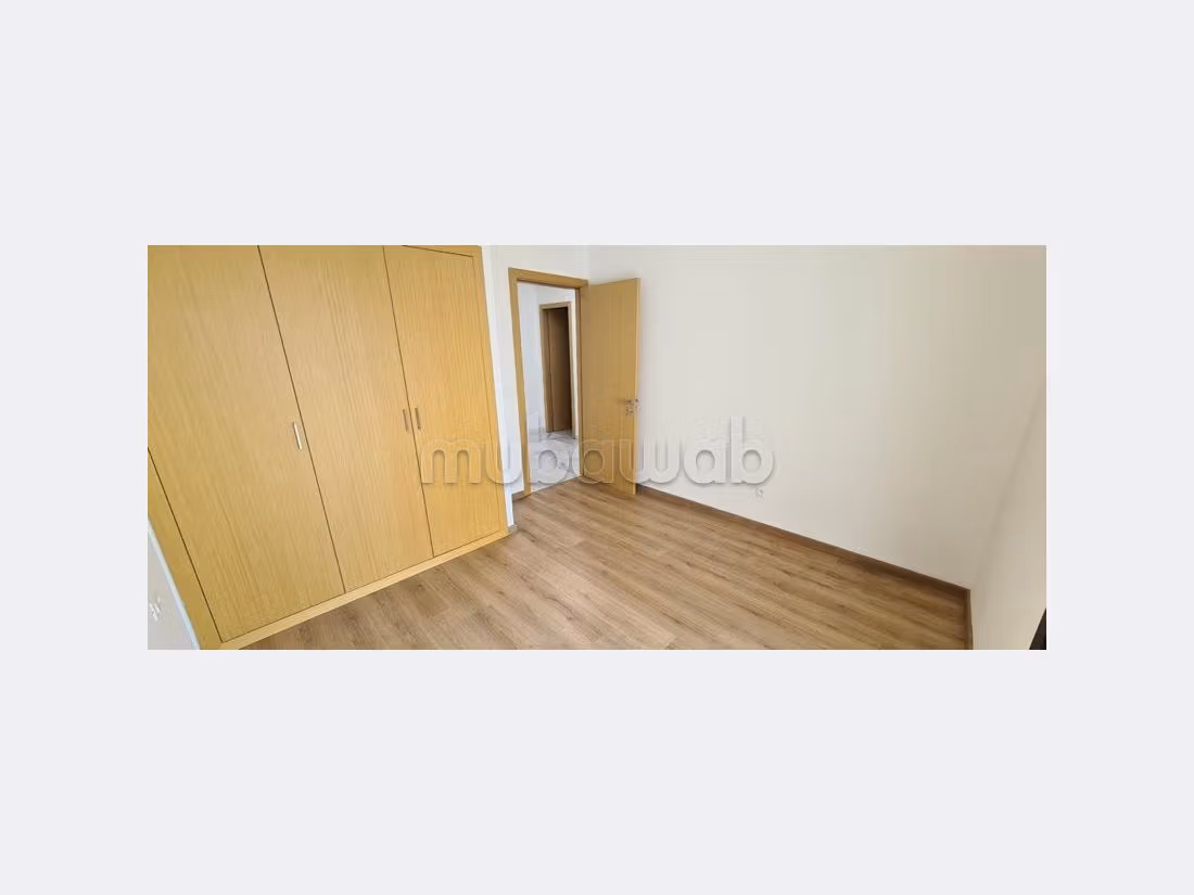 Piso en alquiler. 3 bonitas habitaciones. Espacios verdes y ascensor. 