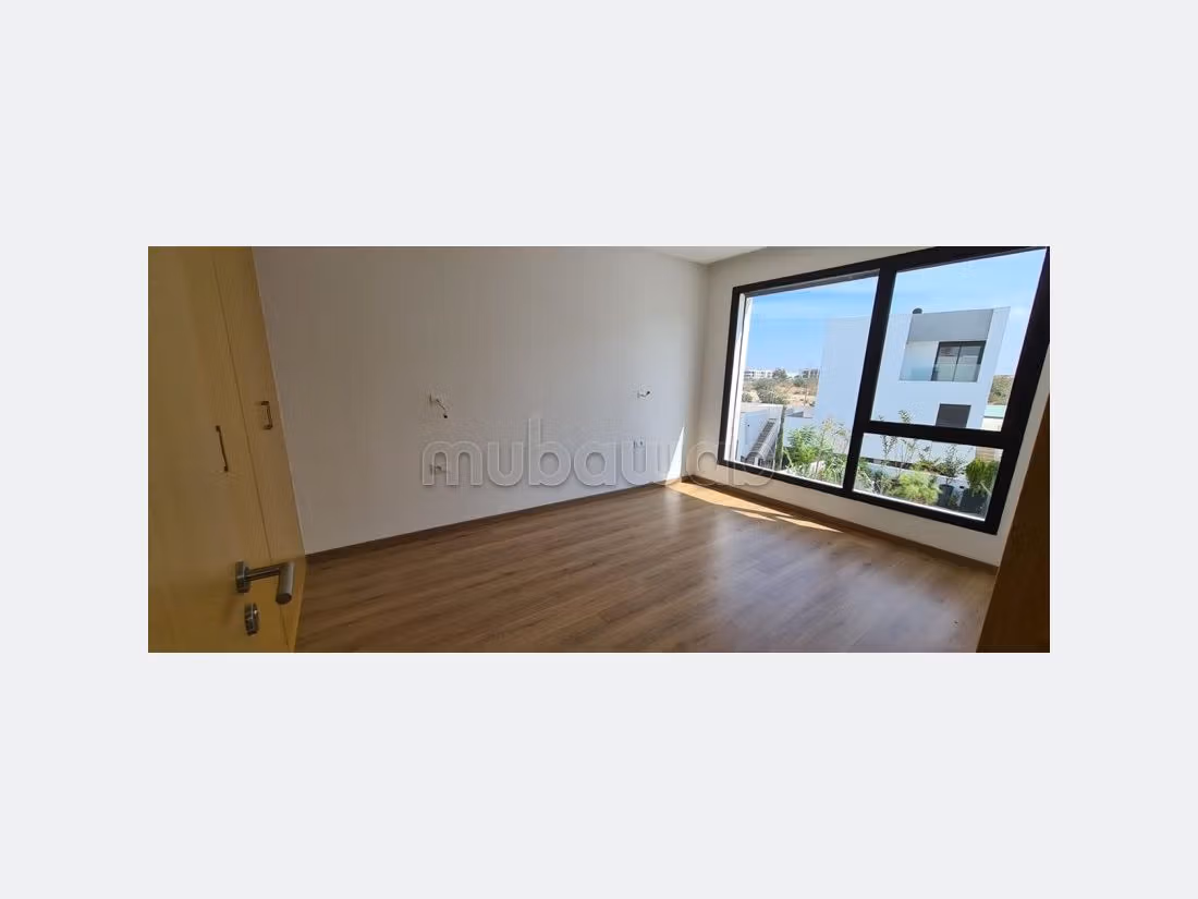 Piso en alquiler. 3 bonitas habitaciones. Espacios verdes y ascensor. 