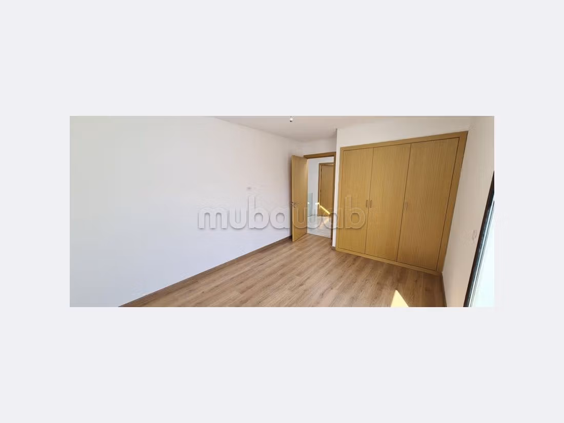 Piso en alquiler. 3 bonitas habitaciones. Espacios verdes y ascensor. 