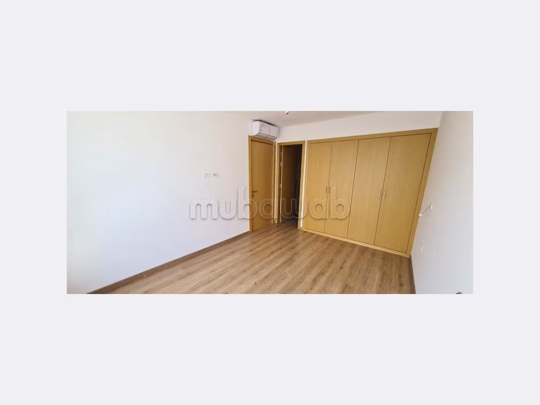 Piso en alquiler. 3 bonitas habitaciones. Espacios verdes y ascensor. 