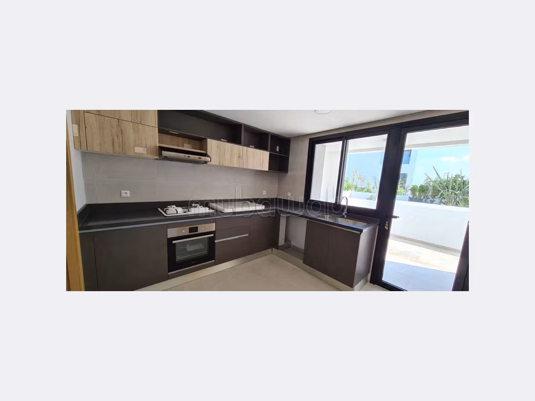 Piso en alquiler. 3 bonitas habitaciones. Espacios verdes y ascensor. 