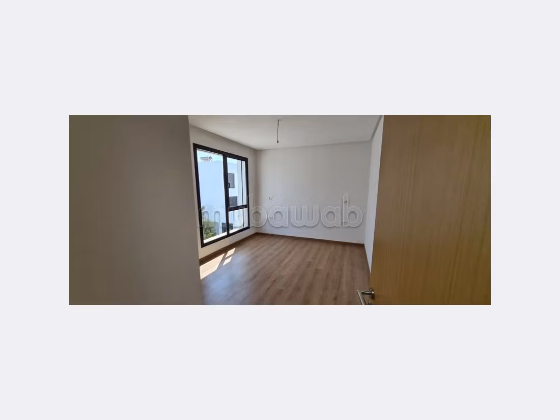 Piso en alquiler. 3 bonitas habitaciones. Espacios verdes y ascensor. 