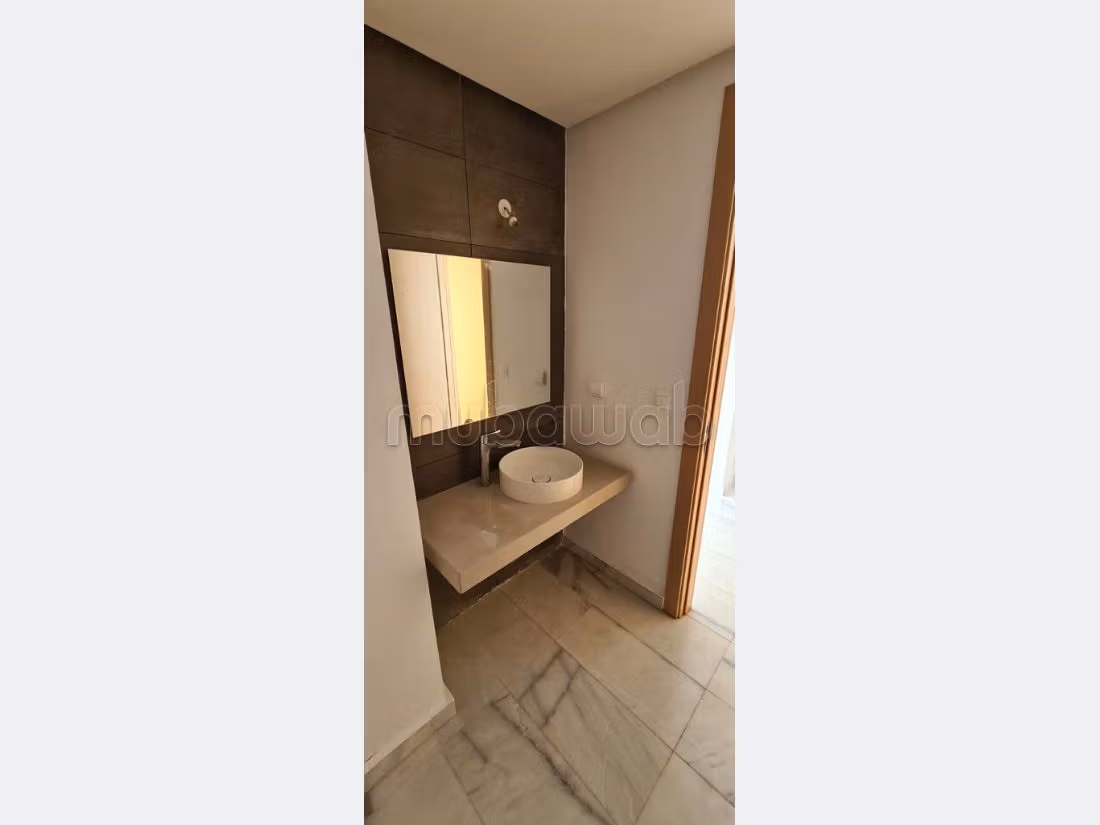 Piso en alquiler. 3 bonitas habitaciones. Espacios verdes y ascensor. 