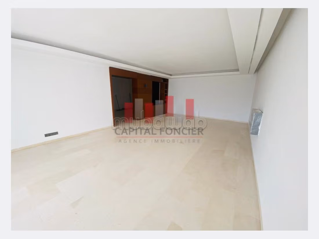 Appartamento in affitto a Ain Diab. 3 belle camere da letto. Dotato di camino e climatizzatore