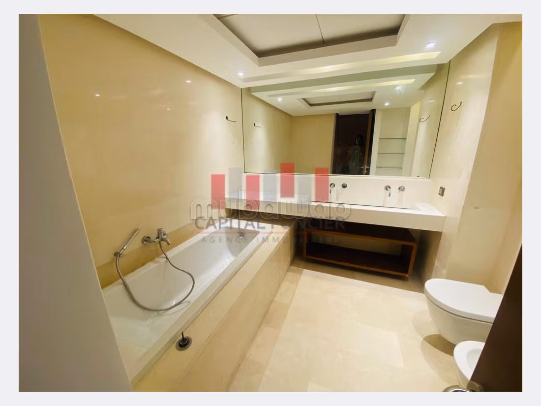 Appartamento in affitto a Ain Diab. 3 belle camere da letto. Dotato di camino e climatizzatore