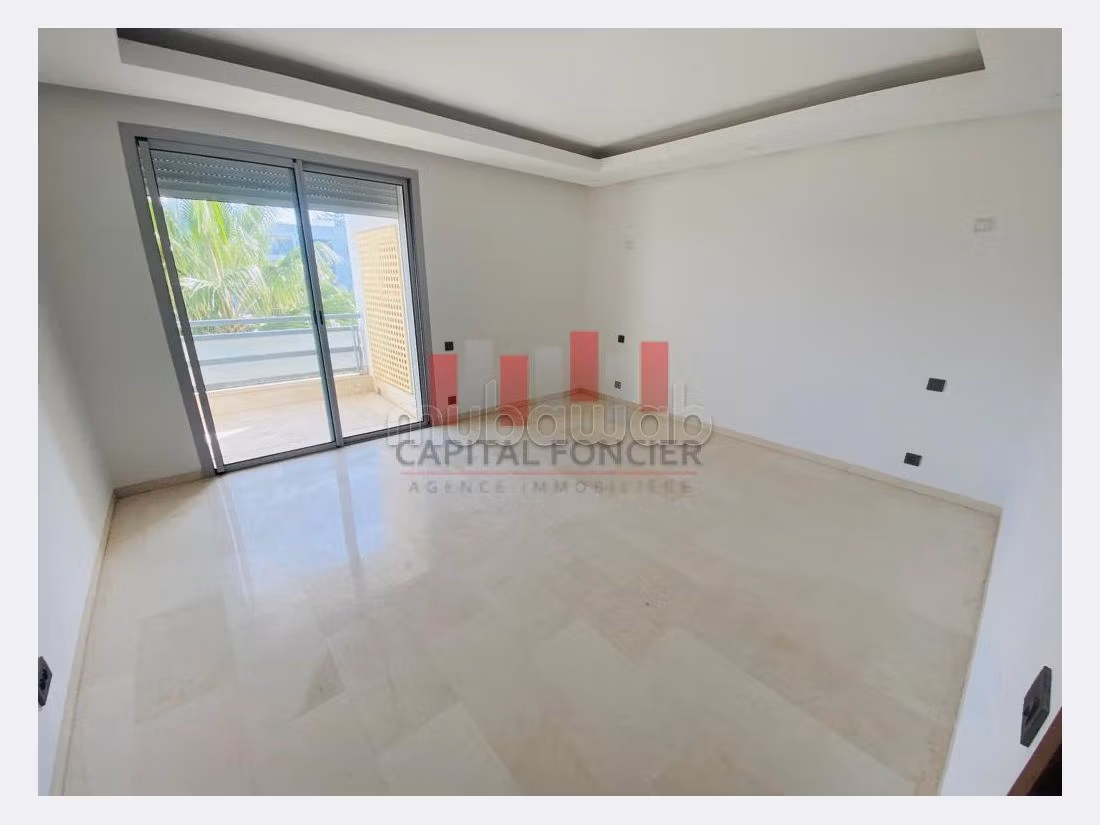 Appartamento in affitto a Ain Diab. 3 belle camere da letto. Dotato di camino e climatizzatore