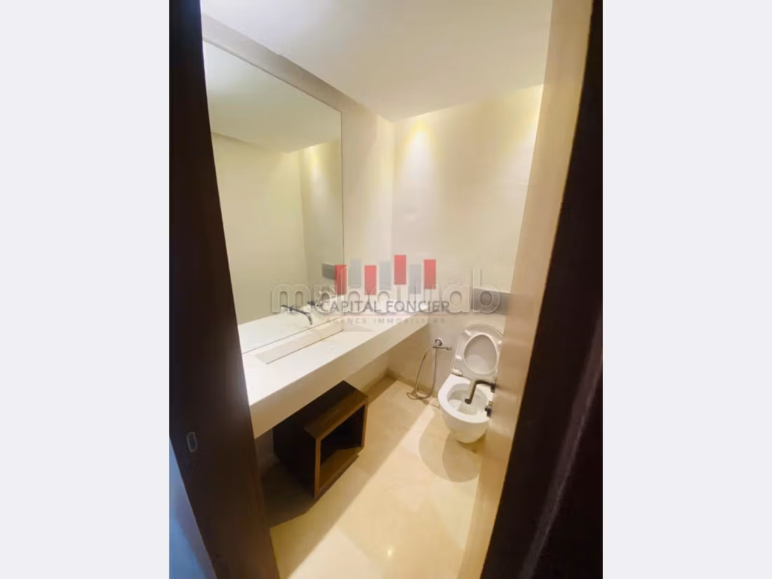 Appartamento in affitto a Ain Diab. 3 belle camere da letto. Dotato di camino e climatizzatore