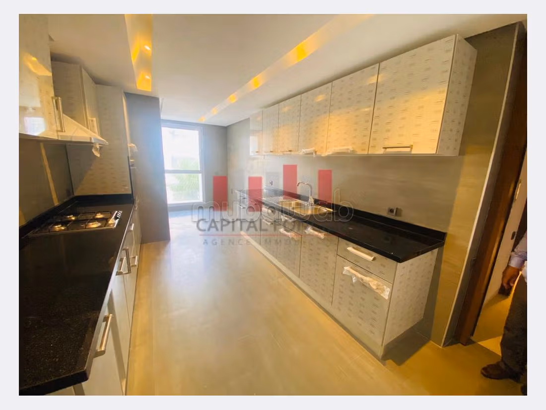 Appartamento in affitto a Ain Diab. 3 belle camere da letto. Dotato di camino e climatizzatore