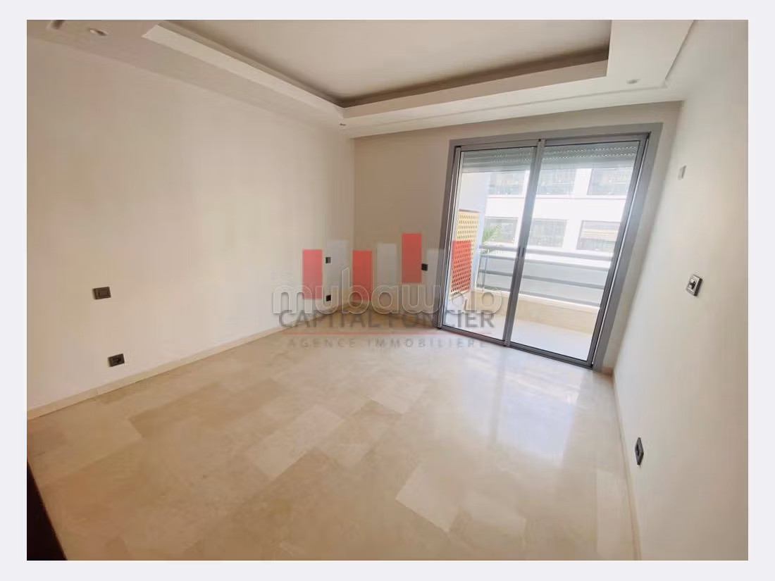 Appartamento in affitto a Ain Diab. 3 belle camere da letto. Dotato di camino e climatizzatore