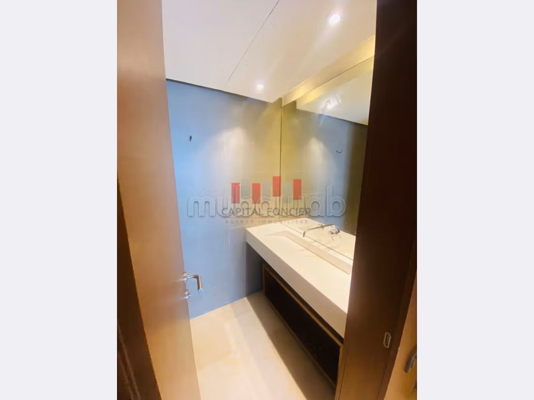 Appartamento in affitto a Ain Diab. 3 belle camere da letto. Dotato di camino e climatizzatore