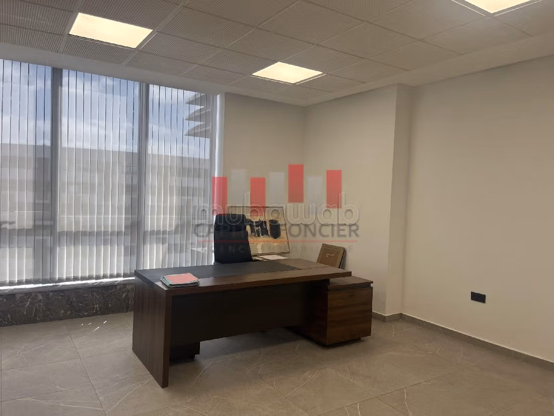 Ufficio disponibile in affitto. Superficie 175 m². Ascensore e posto auto