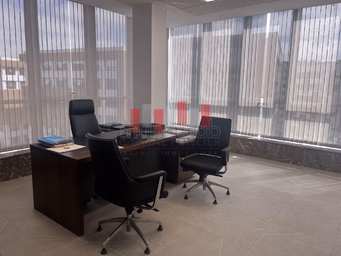 Ufficio disponibile in affitto. Superficie 175 m². Ascensore e posto auto