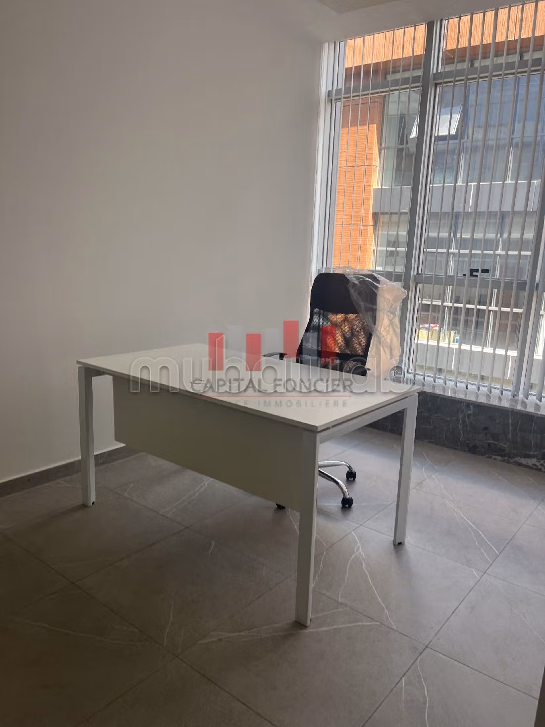 Ufficio disponibile in affitto. Superficie 175 m². Ascensore e posto auto