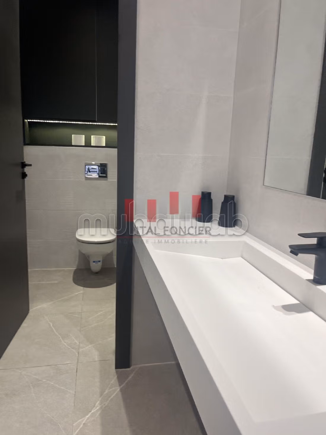 Ufficio disponibile in affitto. Superficie 175 m². Ascensore e posto auto