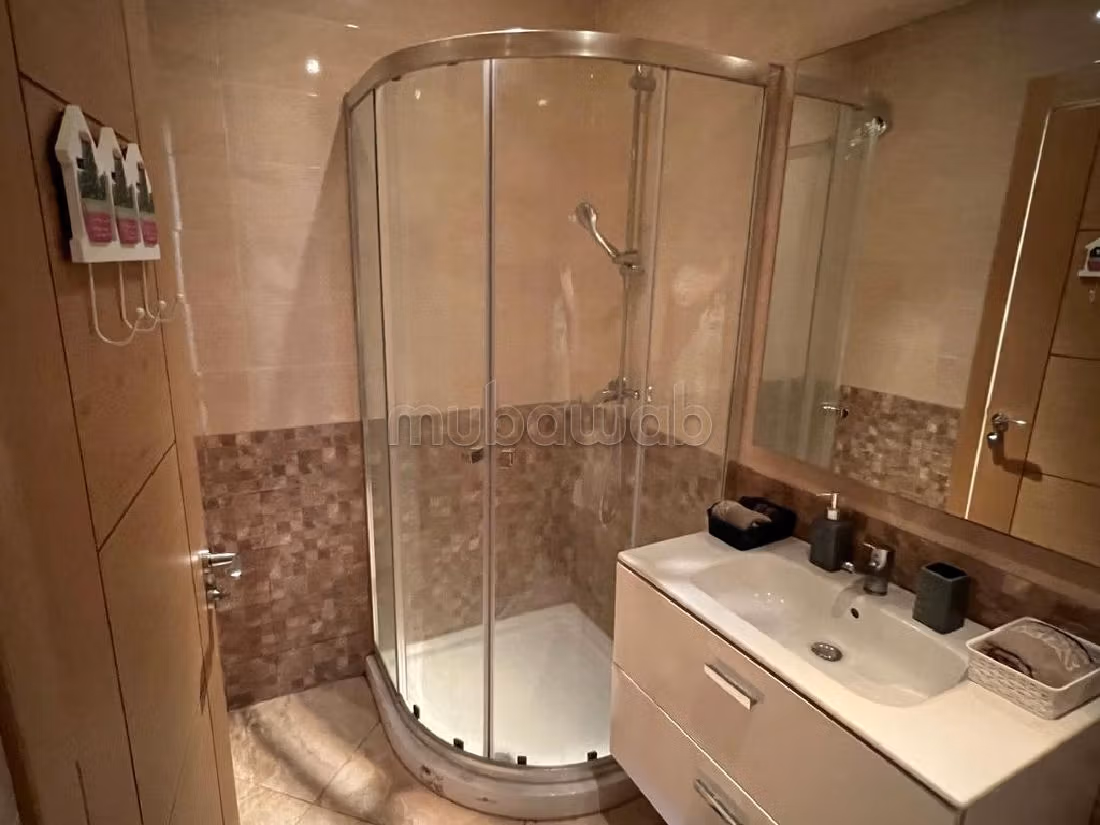 Se alquila este piso. 2 hermosas habitaciones. Con ascensor y terraza. 