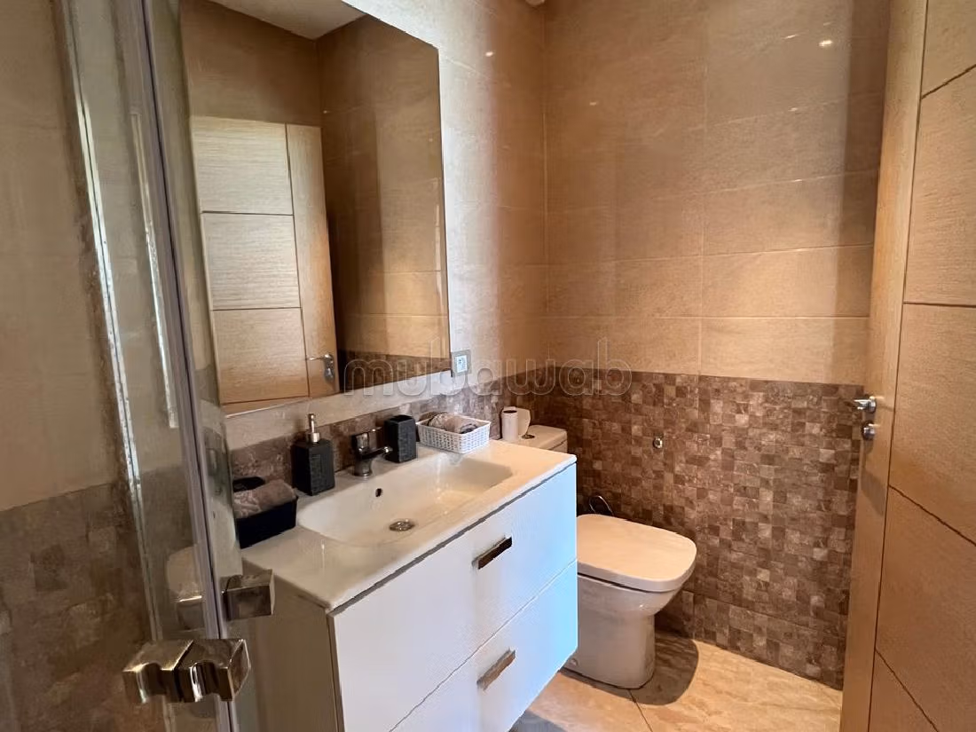 Se alquila este piso. 2 hermosas habitaciones. Con ascensor y terraza. 