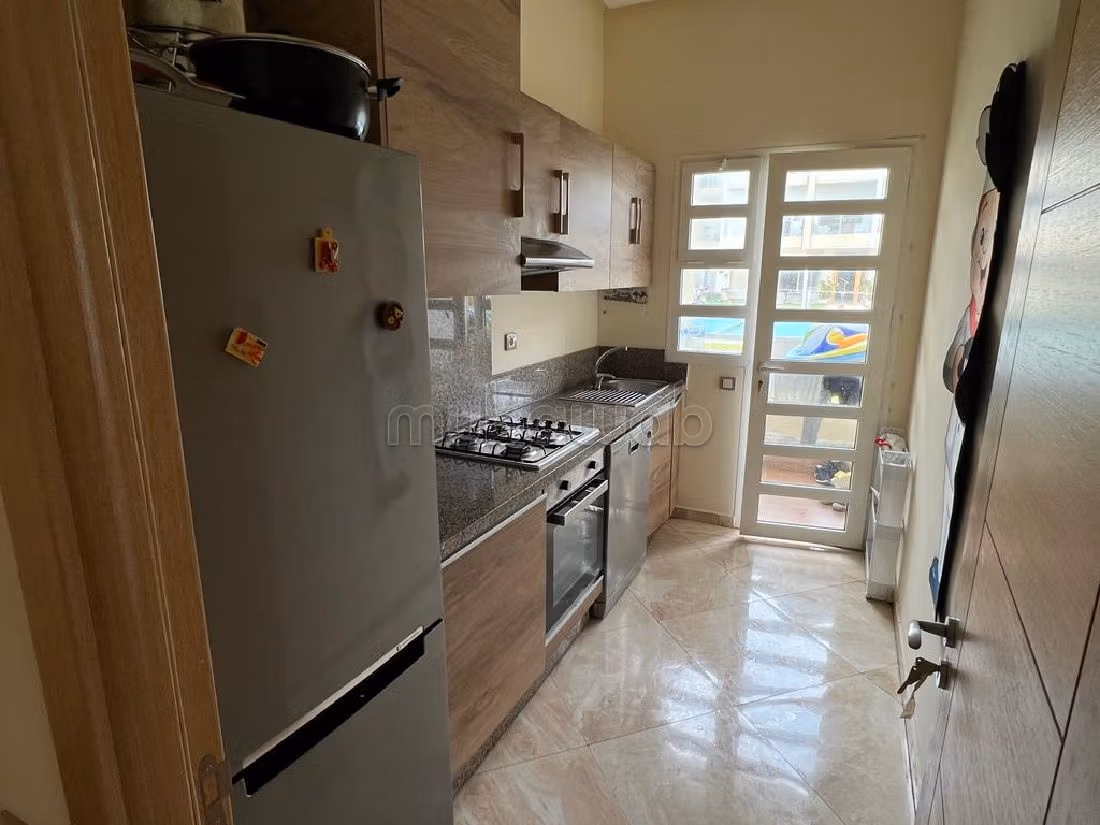 Se alquila este piso. 2 hermosas habitaciones. Con ascensor y terraza. 