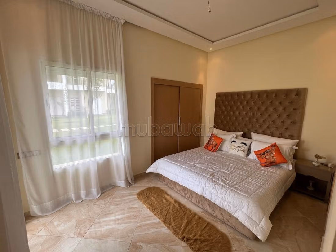 Se alquila este piso. 2 hermosas habitaciones. Con ascensor y terraza. 