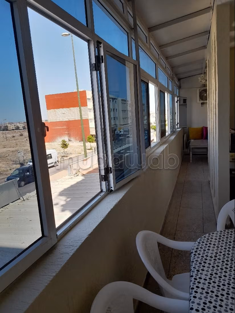 شقة للبيع ب حي دالية. المساحة الكلية 90 م². إقامة بالبواب ، ومكيف هوائي